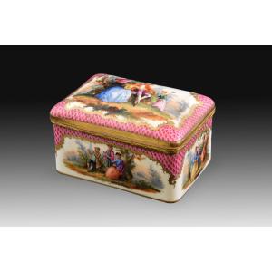 Box. Glazed Porcelain. Potschappel-dresden, Germany, 19th Century. 