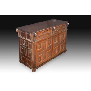 Wicket. Walnut Wood, Wrought Iron. Spain, 17th Century.