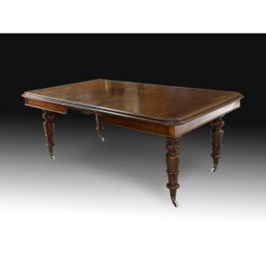 Extendable Dining Table. Mahogany Wood. England, 19th Century. 