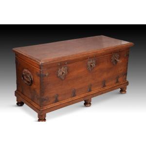 Town Hall Chest. Walnut Wood. 17th Century. 