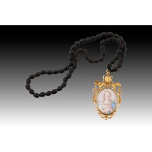 Devotional Pendant, Depicting The Virgin Mary And St. Joseph With The Christ Child. Gold, Etc.