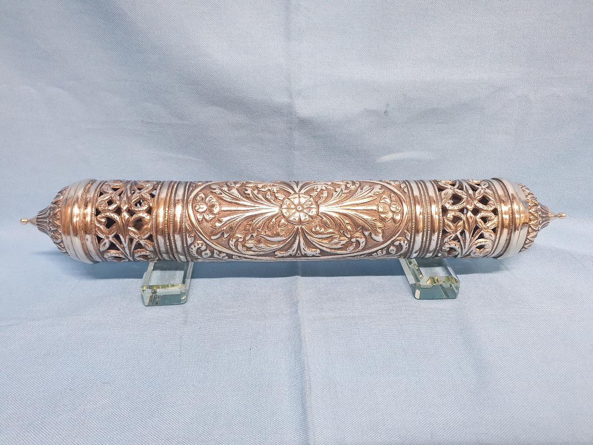 Mezuzah Porta Torah in argento traforato. XIX-XX secolo.