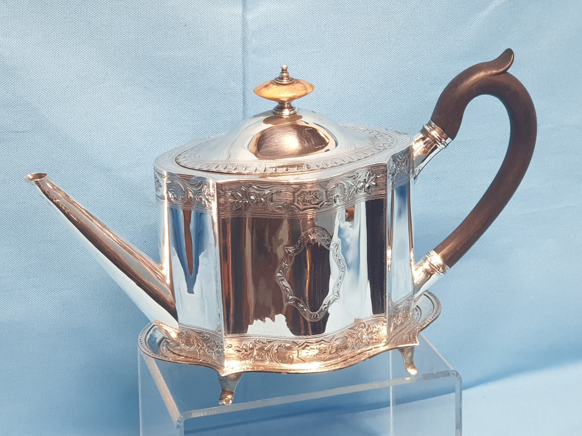 Teiera in argento con vassoio. Londra 1792, argentiere Robert Hennell I-photo-2