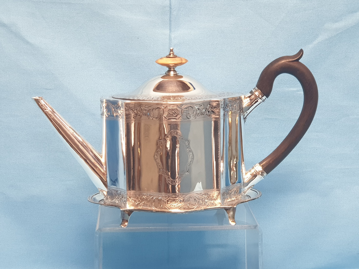 Teiera in argento con vassoio. Londra 1792, argentiere Robert Hennell I-photo-3