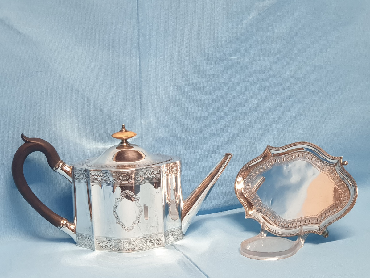 Teiera in argento con vassoio. Londra 1792, argentiere Robert Hennell I-photo-4