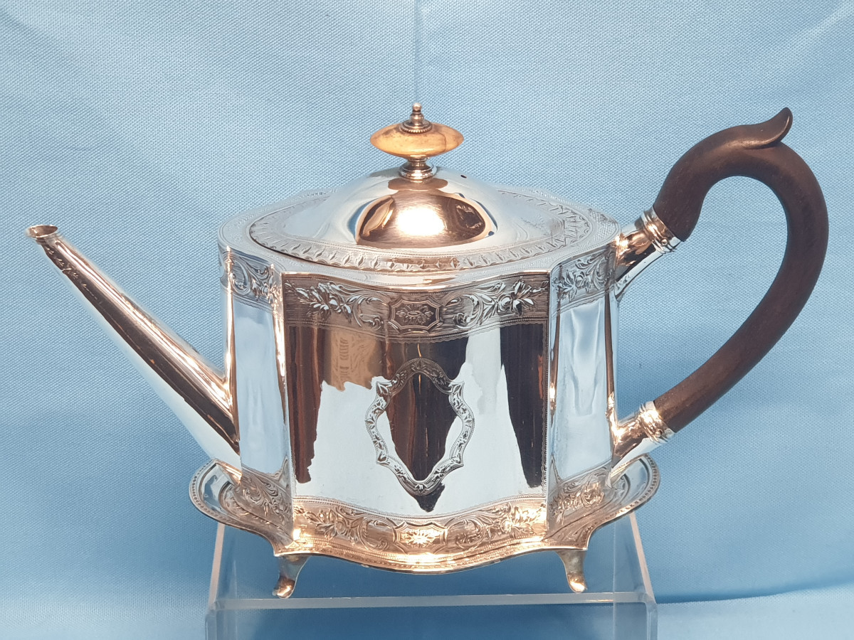 Teiera in argento con vassoio. Londra 1792, argentiere Robert Hennell I