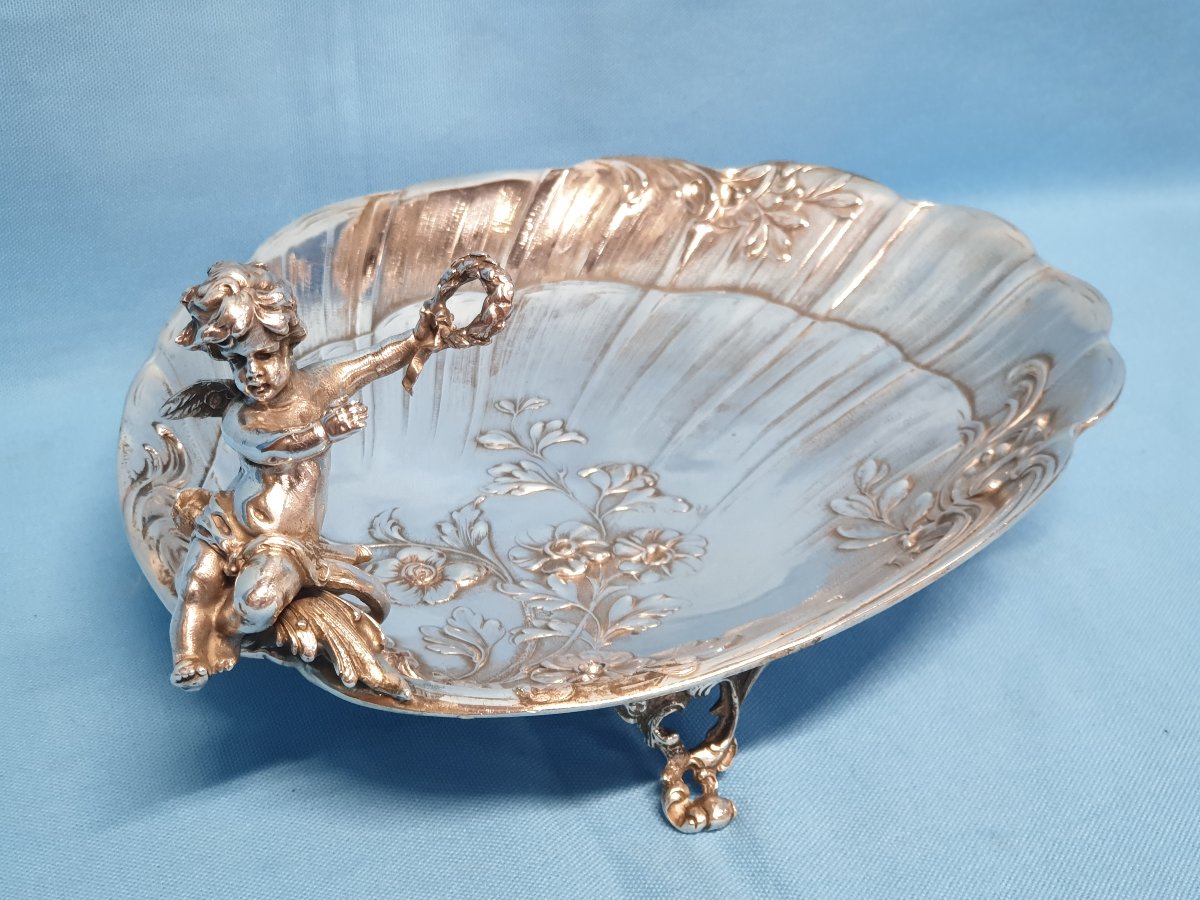 Centrotavola in argento  a forma di conchiglia con putto. Germania, fine XIX secolo.
