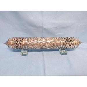 Mezuzah Porta Torah in argento traforato. XIX-XX secolo.