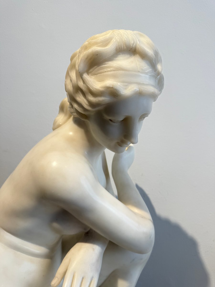 Scultura raffigurante Venere accovacciata in marmo di Carrara - XX secolo. Italia -photo-2
