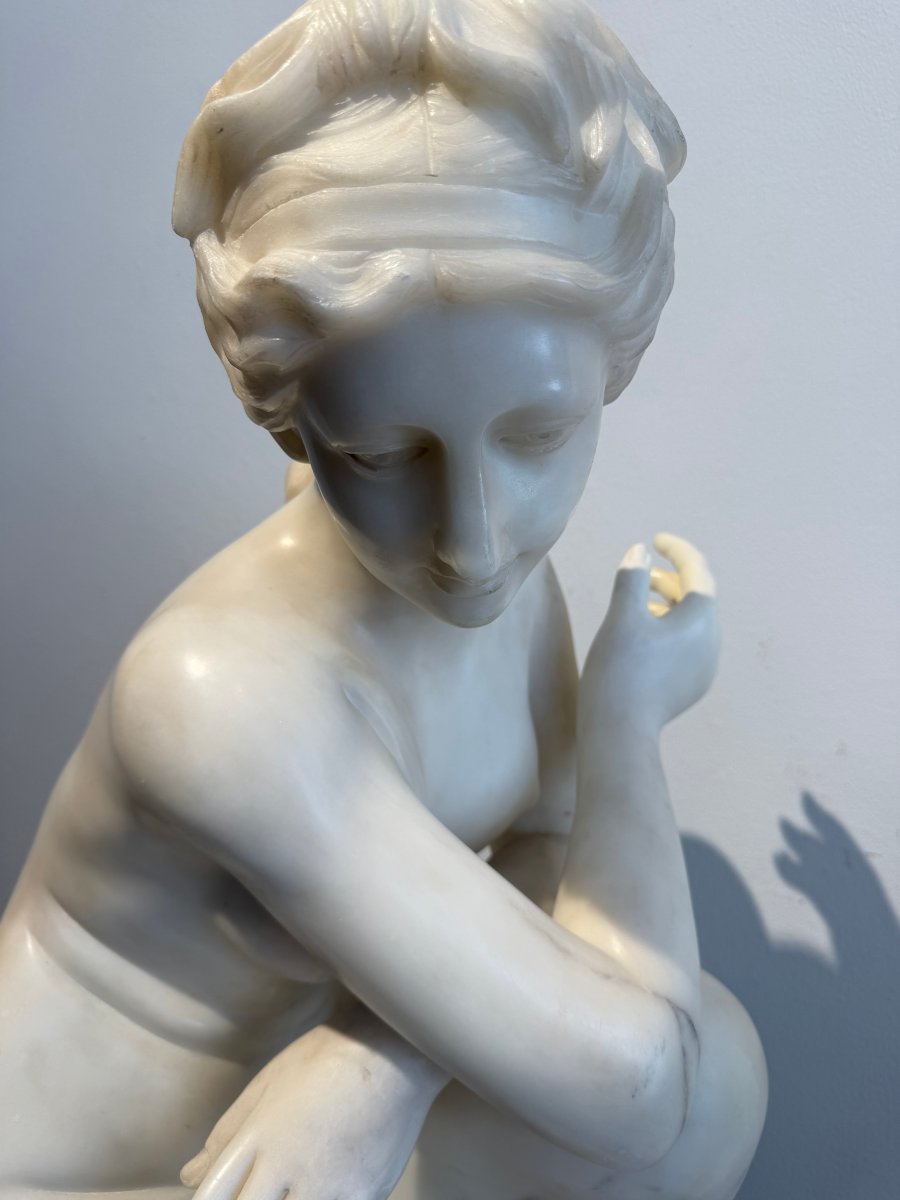 Scultura raffigurante Venere accovacciata in marmo di Carrara - XX secolo. Italia -photo-3