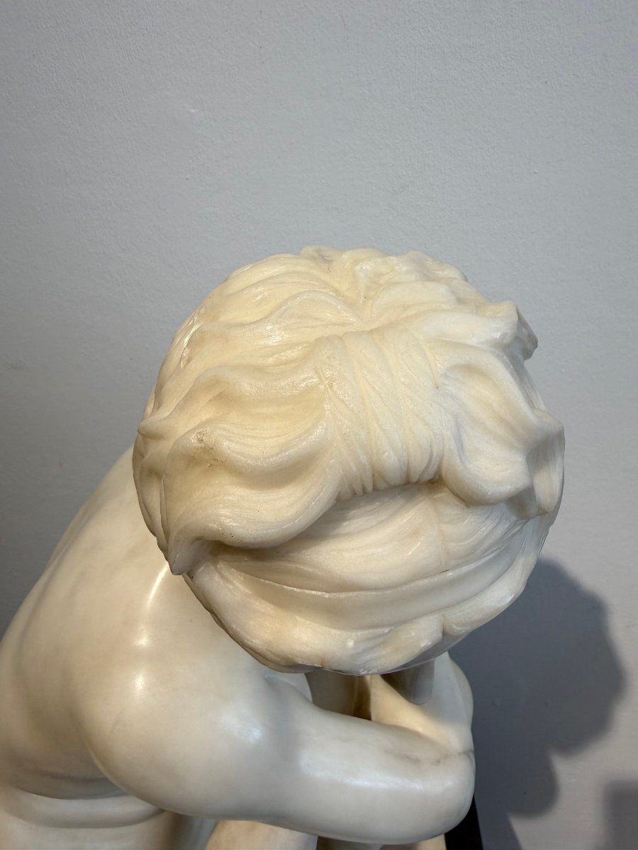 Scultura raffigurante Venere accovacciata in marmo di Carrara - XX secolo. Italia -photo-4