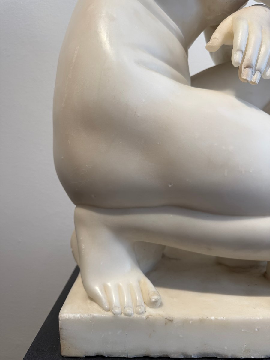 Scultura raffigurante Venere accovacciata in marmo di Carrara - XX secolo. Italia -photo-1