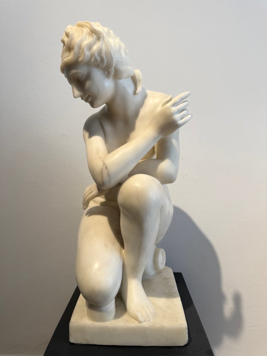 Scultura raffigurante Venere accovacciata in marmo di Carrara - XX secolo. Italia -photo-2