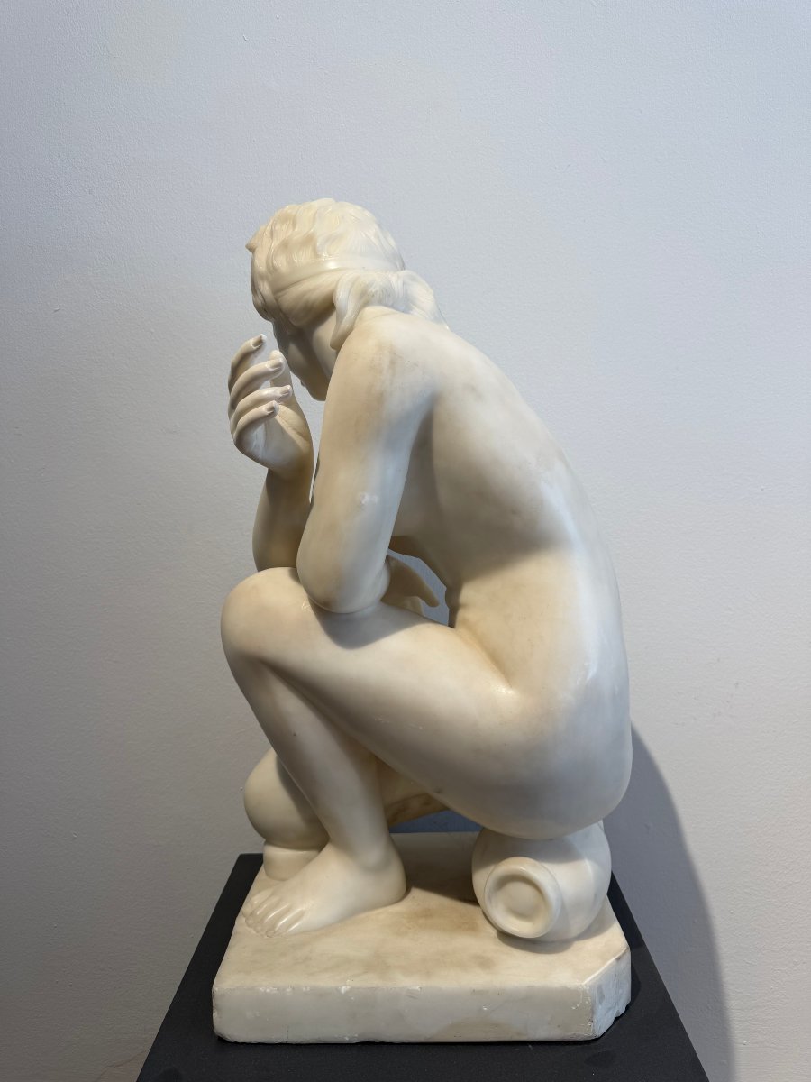 Scultura raffigurante Venere accovacciata in marmo di Carrara - XX secolo. Italia -photo-3