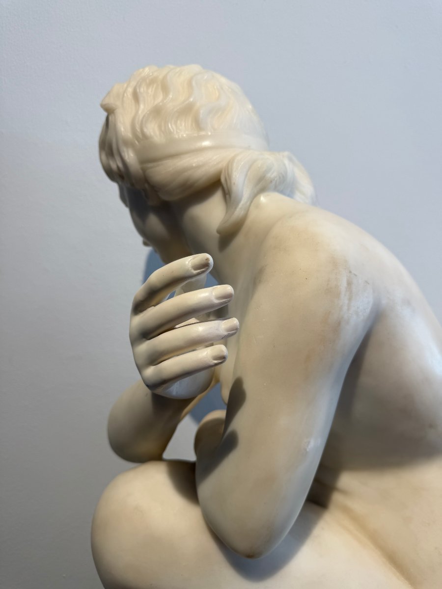 Scultura raffigurante Venere accovacciata in marmo di Carrara - XX secolo. Italia -photo-4