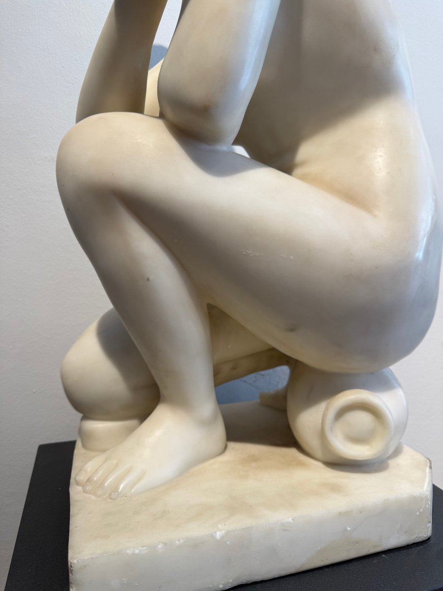 Scultura raffigurante Venere accovacciata in marmo di Carrara - XX secolo. Italia -photo-5