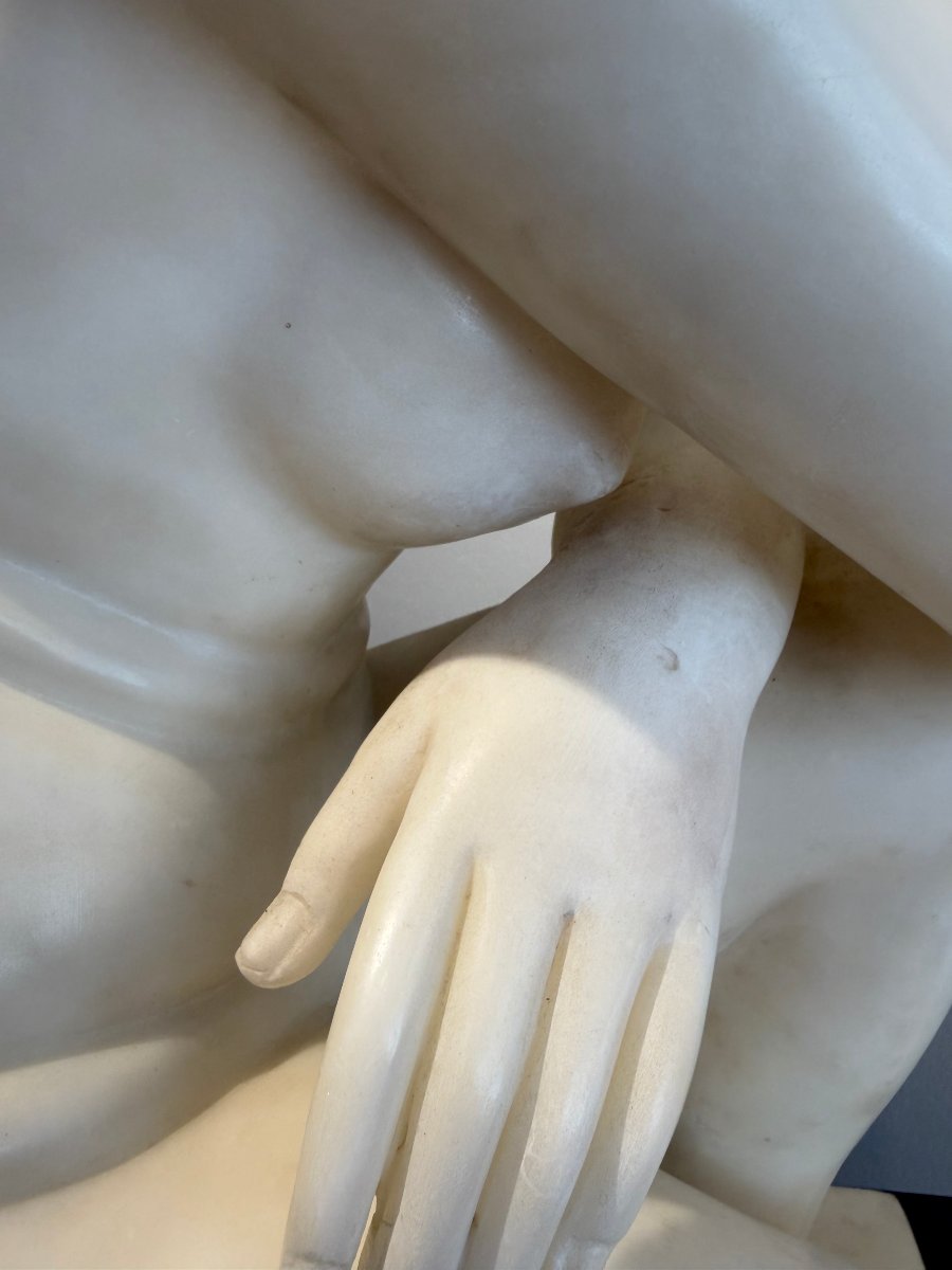 Scultura raffigurante Venere accovacciata in marmo di Carrara - XX secolo. Italia -photo-7