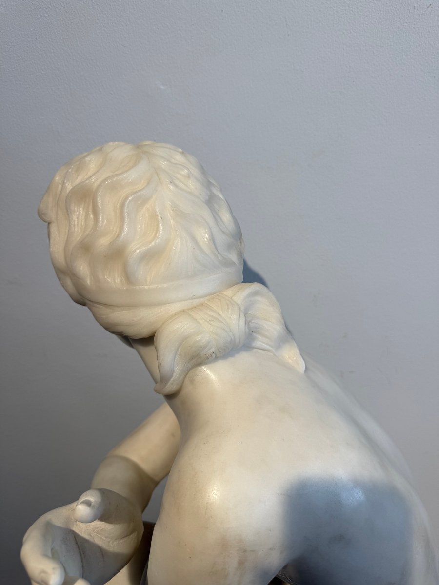 Scultura raffigurante Venere accovacciata in marmo di Carrara - XX secolo. Italia -photo-8