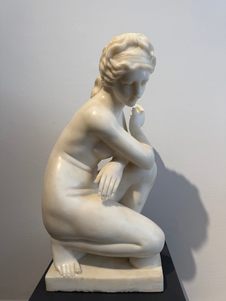 Scultura raffigurante Venere accovacciata in marmo di Carrara - XX secolo. Italia 