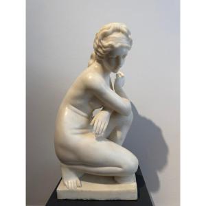 Scultura raffigurante Venere accovacciata in marmo di Carrara - XX secolo. Italia 