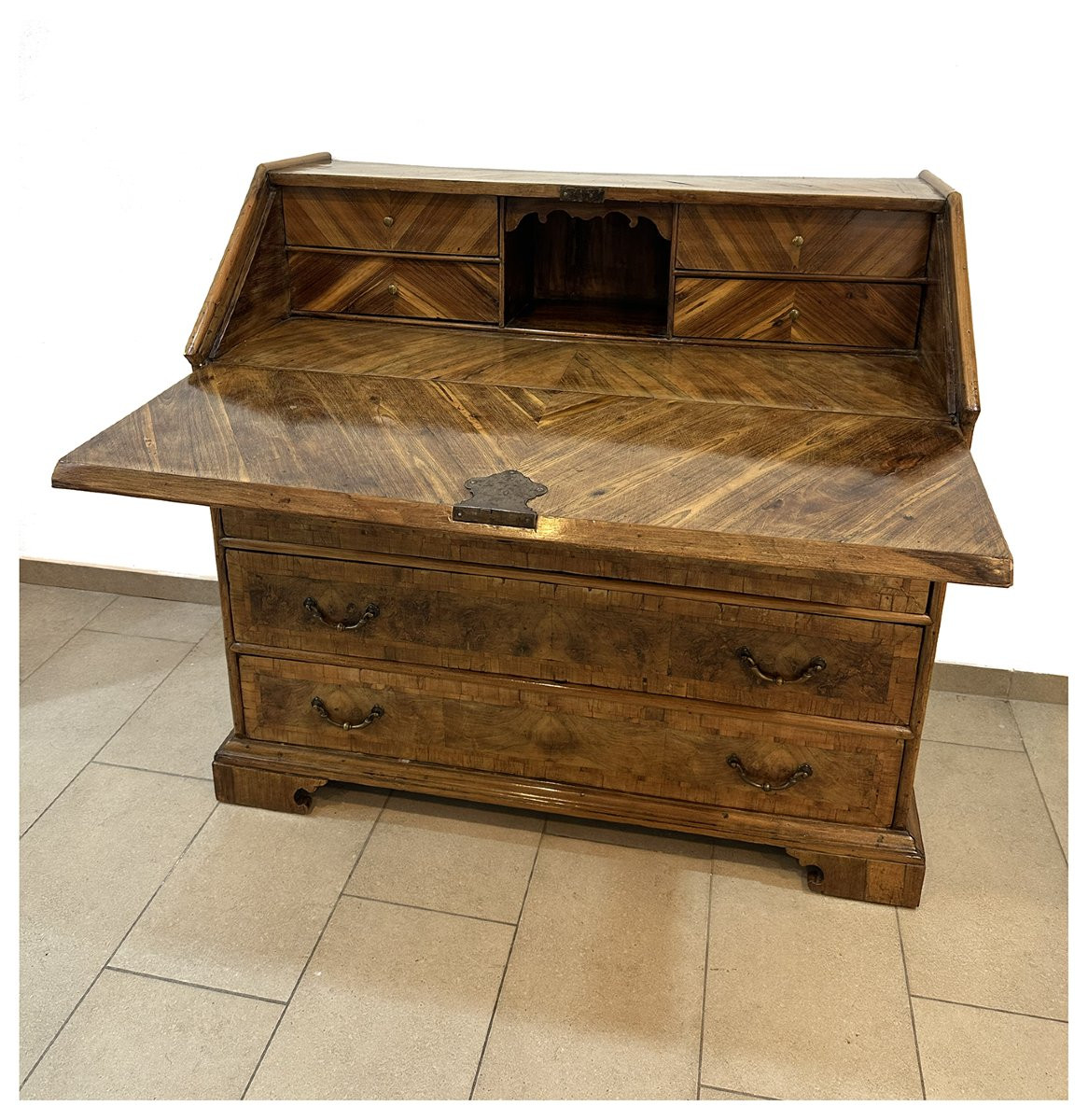 Cassettone a ribalta in noce e radica di noce. Veneto, XVIII secolo-photo-4