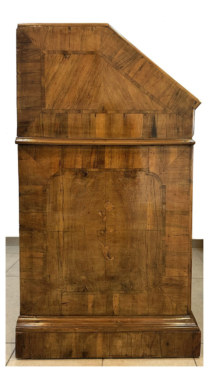 Cassettone a ribalta in noce e radica di noce. Veneto, XVIII secolo-photo-4