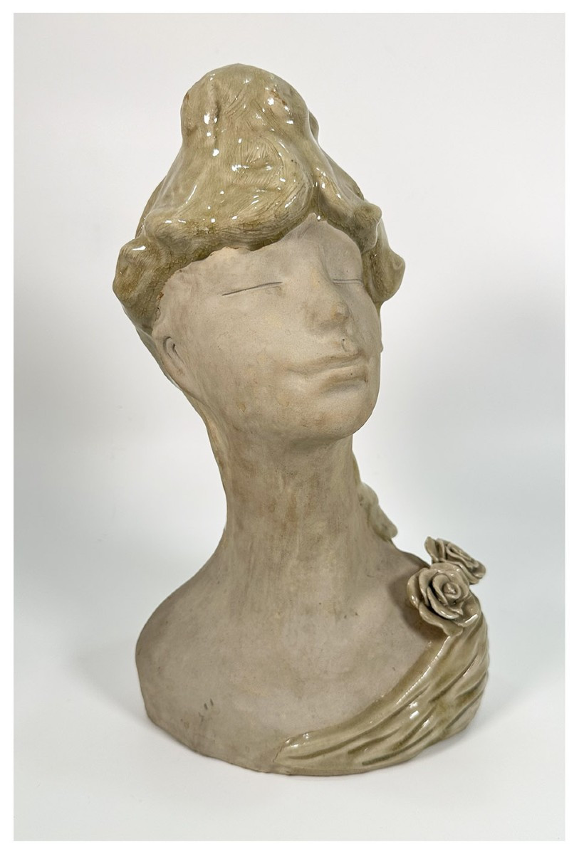 Busto femminile in terracotta dipinta e parzialmente invetriata