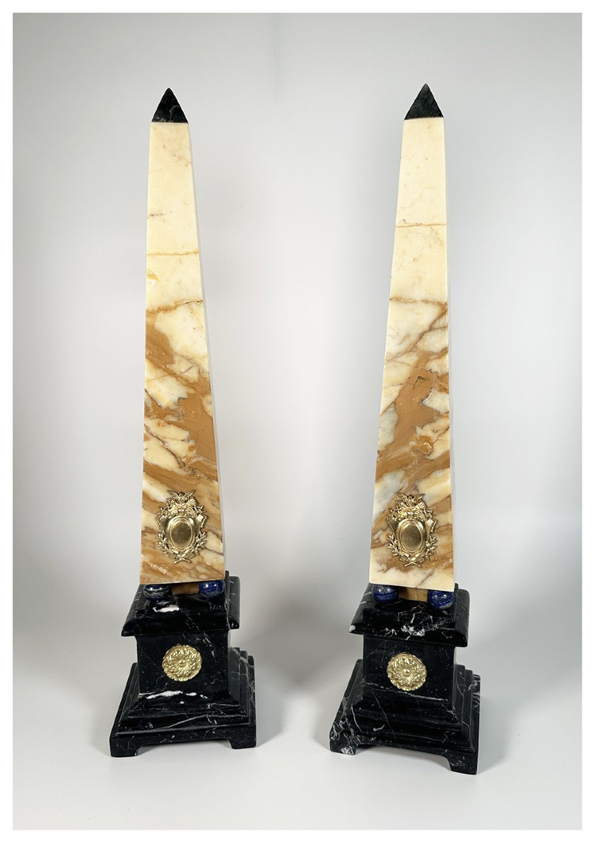 Coppia di obelischi  in marmo, Roma, prima metà del XX secolo