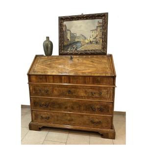 Cassettone a ribalta in noce e radica di noce. Veneto, XVIII secolo